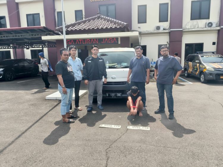 Polisi berhasil menangkap tiga pelaku pencurian mobil operasional milik sebuah perusahaan yang beroperasi di wilayah Desa Sukamahi, Kecamatan Cikarang Pusat, Kabupaten Bekasi. Ketiga pelaku masing-masing berinisial DS (24) dan YM (24) yang berasal dari Kabupaten Bogor, serta JA (18) warga Kabupaten Karawang.