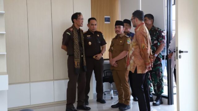 Bupati Bekasi, Ade Kuswara Kunang saat menghadiri peresmian Griya Adhyaksa Kabupaten Bekasi sebagai fasilitas mess pegawai Kejaksaan Negeri wilayah setempat, Senin (01/12).