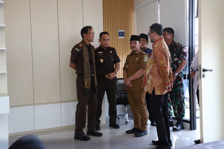 Bupati Bekasi, Ade Kuswara Kunang saat menghadiri peresmian Griya Adhyaksa Kabupaten Bekasi sebagai fasilitas mess pegawai Kejaksaan Negeri wilayah setempat, Senin (01/12).