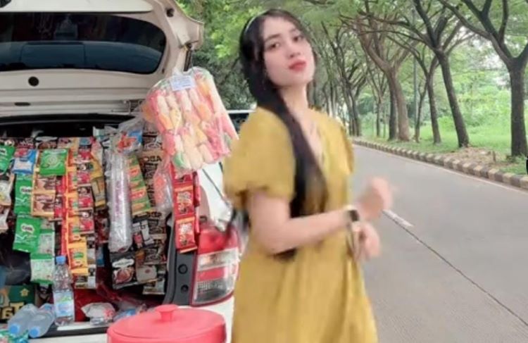 Mia, TikToker cantik lainnya yang berjualan kopi keliling di area Komplek Perkantoran Pemerintahan Kabupaten Bekasi | Source: TikTok mieaaa angel