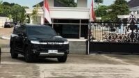 mobil land crus aadier Dari kediaman Bupati Bekasi Non-Aktif, penyidik KPK membawa sejumlah dokumen penting serta satu unit mobil mewah Toyota Land Cruiser GR berwarna hitam dengan nomor polisi B 77 AAD, Selasa (23/12) siang. Mobil yang ditaksir bernilai sekitar Rp2,7 miliar itu langsung dibawa ke Gedung Merah Putih KPK di Jakarta Selatan.