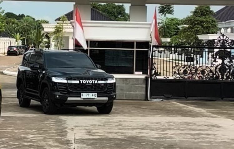 Dari kediaman Bupati Bekasi Non-Aktif, penyidik KPK membawa sejumlah dokumen penting serta satu unit mobil mewah Toyota Land Cruiser GR berwarna hitam dengan nomor polisi B 77 AAD, Selasa (23/12) siang. Mobil yang ditaksir bernilai sekitar Rp2,7 miliar itu langsung dibawa ke Gedung Merah Putih KPK di Jakarta Selatan.
