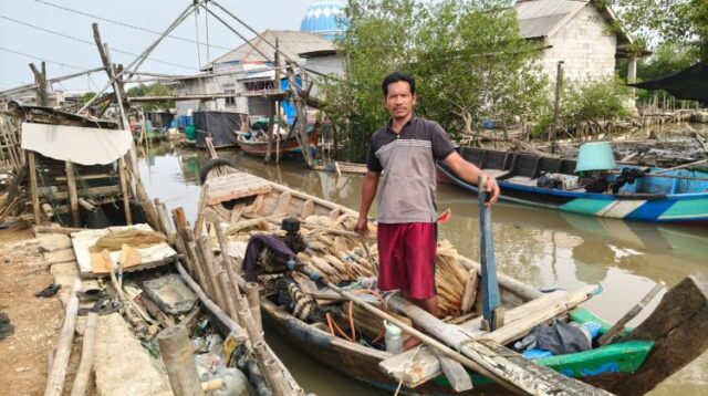 Ketua Kelompok Nelayan Pantai Bahagia, Endang