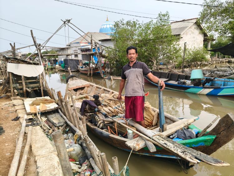 Ketua Kelompok Nelayan Pantai Bahagia, Endang