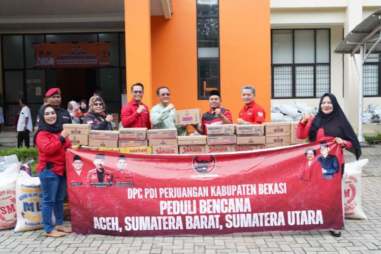 Bantuan yang disalurkan DPC PDI Perjuangan Kabupaten Bekasi terdiri dari kebutuhan logistik seperti beras, susu, mie instan, dan air mineral.