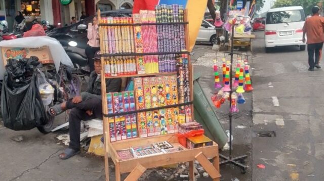 Pemerintah Kabupaten Bekasi mengimbau masyarakat untuk tidak menggelar pesta kembang api pada malam pergantian Tahun Baru 2026. Kebijakan ini berdampak langsung pada penurunan penjualan kembang api di sejumlah lapak pedagang musiman di wilayah tersebut.