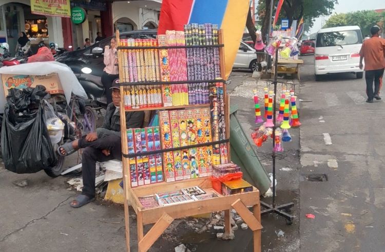 Pemerintah Kabupaten Bekasi mengimbau masyarakat untuk tidak menggelar pesta kembang api pada malam pergantian Tahun Baru 2026. Kebijakan ini berdampak langsung pada penurunan penjualan kembang api di sejumlah lapak pedagang musiman di wilayah tersebut.