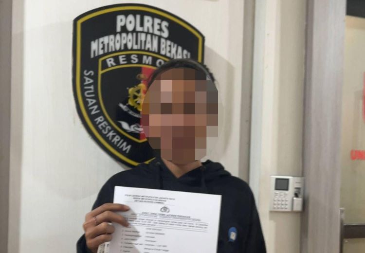 Seorang wanita berinisial ES (39) asal Indramayu melaporkan tindakan pemerasan dan kekerasan seksual yang dilakukan oleh seorang pria berinisial SHW. Pelaku nekat melancarkan aksinya dengan modus mengaku sebagai anggota Satpol PP Kabupaten Bekasi.