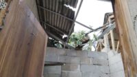 Puluhan rumah warga di Desa Tamansari, Kecamatan Setu, Kabupaten Bekasi, mengalami kerusakan setelah diterjang angin puting beliung, Selasa (02/12) sore