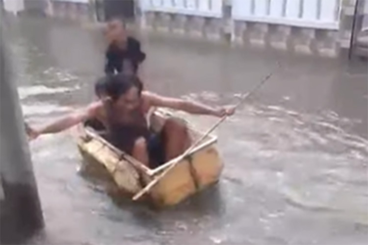 Banjir rob di Kampung Beting, Desa Pantai Bahagia, Kecamatan Muaragembong Kabupaten Bekasi: Foto: Tatin Clarissa.