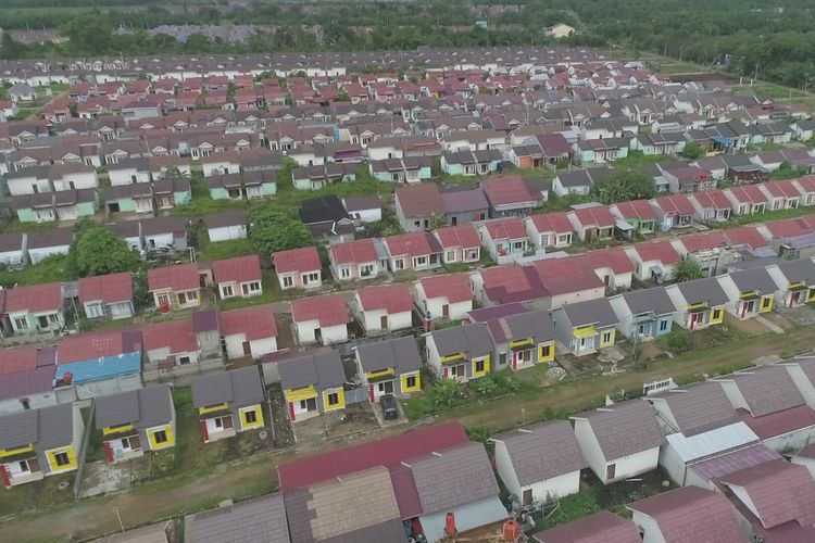 Sebagai daerah yang terus berkembang, Kabupaten Bekasi tercatat sebagai daerah dengan realisasi program Kredit Pemilikan Rumah (KPR) Sejahtera Fasilitas Likuiditas Pembiayaan Perumahan (FLPP) terbanyak se-Indonesia. Hingga September 2025, sebanyak 9.537 unit rumah subsidi telah dibangun di wilayah tersebut.