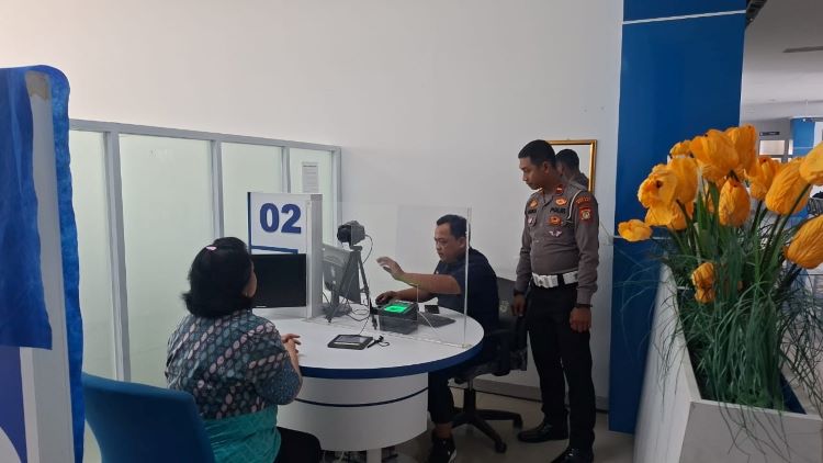 Menjelang libur Natal dan Tahun Baru (Nataru), jumlah pemohon Surat Izin Mengemudi (SIM) di Kabupaten Bekasi melonjak hingga 50 persen. Lonjakan ini terjadi karena banyak warga yang bersiap untuk bepergian, baik untuk liburan, ataupun pulang kampung.