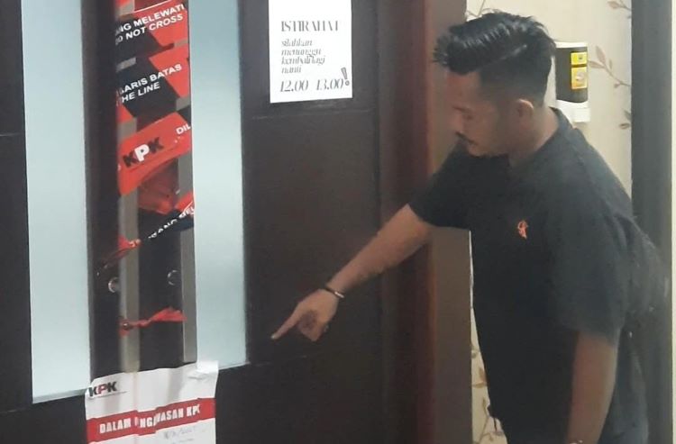 Komisi Pemberantasan Korupsi (KPK) menyegel ruang kerja Bupati Bekasi, Ade Kuswara Kunang. Segel tampak dipasang di dua pintu masuk ruangan tersebut.