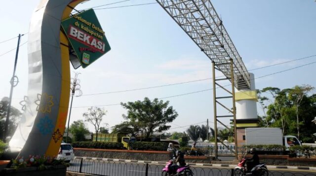 Tugu perbatasan Kabupaten Bekasi - Karawang di wilayah Kecamatan Kedungwaringin.