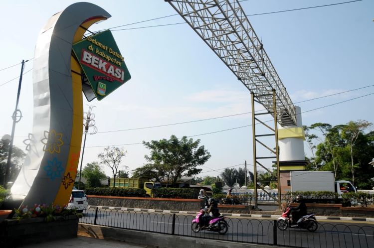 Tugu perbatasan Kabupaten Bekasi - Karawang di wilayah Kecamatan Kedungwaringin.