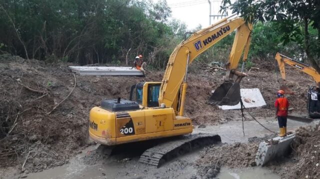 Pemasangan tanggul di bantaran Kali Cikadu di wilayah RT 003 RW 014 Desa Sukadami, Kecamatan Cikarang Selatan, Kabupaten Bekasi.