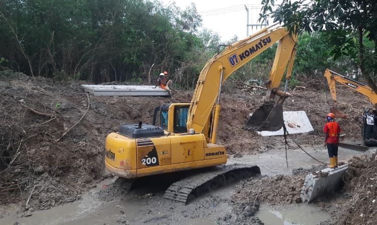 Pemasangan tanggul di bantaran Kali Cikadu di wilayah RT 003 RW 014 Desa Sukadami, Kecamatan Cikarang Selatan, Kabupaten Bekasi.