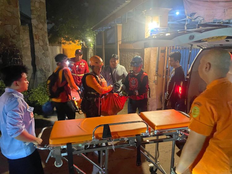 Tim SAR gabungan akhirnya berhasil menemukan korban terakhir dari insiden tenggelamnya tiga remaja di danau buatan yang terletak di Kampung Buaran, Desa Lambang Sari, Kecamatan Tambun Selatan, Kabupaten Bekasi. Korban berinisial D (17) ditemukan pada Selasa (23/12) sekitar pukul 05.00 WIB dalam kondisi meninggal dunia.