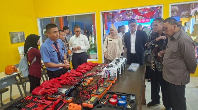 SMK Ananda Mitra Industri Deltamas resmi memiliki Training Center New Energy Vehicle (NEV) atau Mobil Listrik. Fasilitas ini menjadikan SMK Ananda Mitra Industri Deltamas sebagai SMK pertama di Indonesia yang memiliki pusat pelatihan khusus kendaraan listrik.