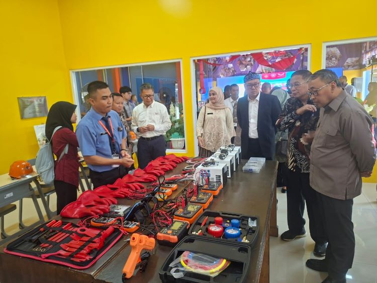 SMK Ananda Mitra Industri Deltamas resmi memiliki Training Center New Energy Vehicle (NEV) atau Mobil Listrik. Fasilitas ini menjadikan SMK Ananda Mitra Industri Deltamas sebagai SMK pertama di Indonesia yang memiliki pusat pelatihan khusus kendaraan listrik.