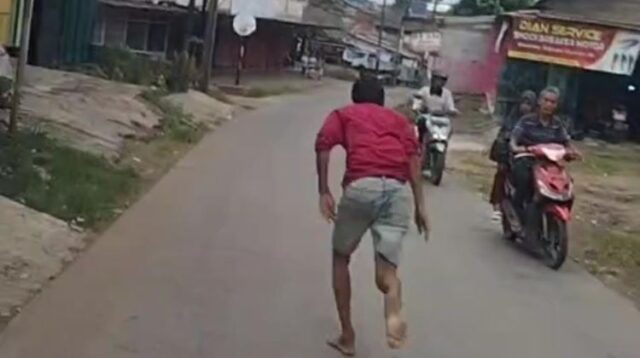 Seorang pria berbaju merah diduga penjual obat-obatan golongan G tanpa izin edar berhasil melarikan diri usai diamankan warga di wilayah Desa Mangunjaya, Kecamatan Tambun Selatan, Kabupaten Bekasi, Selasa (30/12).