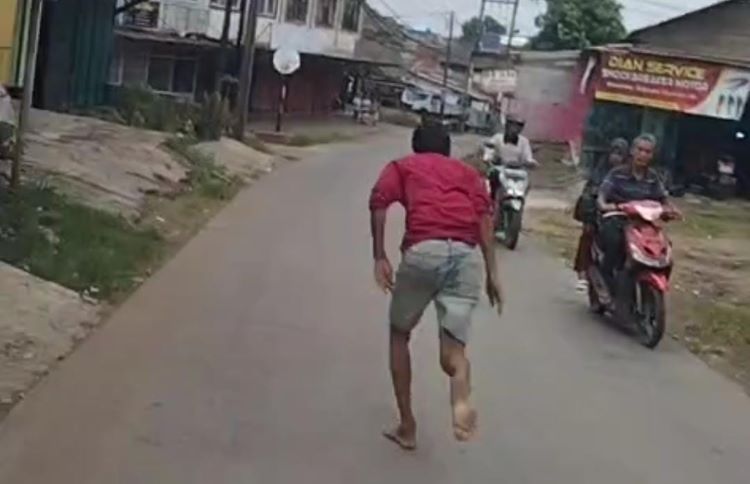 Seorang pria berbaju merah diduga penjual obat-obatan golongan G tanpa izin edar berhasil melarikan diri usai diamankan warga di wilayah Desa Mangunjaya, Kecamatan Tambun Selatan, Kabupaten Bekasi, Selasa (30/12).