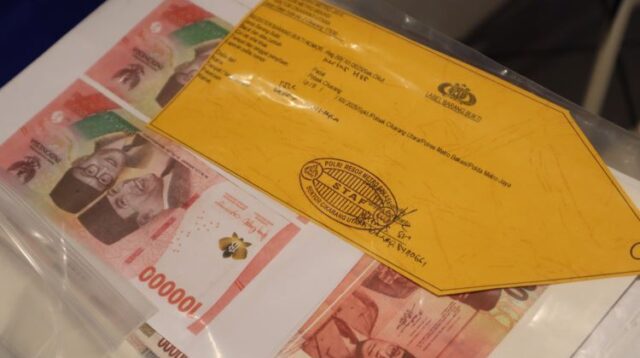 Kepolisian berhasil mengungkap sindikat peredaran dan pemalsuan uang kertas di wilayah Kabupaten Bekasi. Dua tersangka, yakni ES dan DVH, telah diamankan untuk menjalani pemeriksaan lebih lanjut.