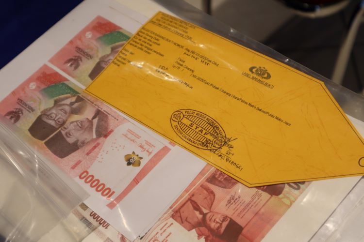 Kepolisian berhasil mengungkap sindikat peredaran dan pemalsuan uang kertas di wilayah Kabupaten Bekasi. Dua tersangka, yakni ES dan DVH, telah diamankan untuk menjalani pemeriksaan lebih lanjut.