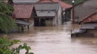 Banjir akibat luapan Kali Ulu di Desa Karangraharja, Kecamatan Cikarang Utara, Kabupaten Bekasi, Minggu (18/01) siang.