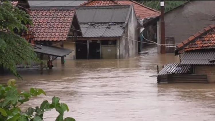 Banjir menggenangi pemukiman warga di Kp. Kali Ulu, Desa Tanjungsari dan Karangraharja, Kecamatan Cikarang Utara Kabupaten Bekasi beberapa waktu lalu.