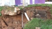 LONGSOR KIAN PARAH Bagian sisi rumah warga di Perumahan Villa Lestari, Desa Jayasampurna, Kecamatan Serang Baru yang amblas hingga menyebabkan permukaan jalan di sekitarnya retak dan terputus.