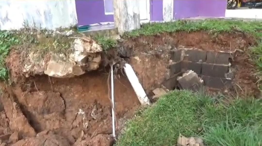 Bagian sisi rumah warga di Perumahan Villa Lestari, Desa Jayasampurna, Kecamatan Serang Baru yang amblas hingga menyebabkan permukaan jalan di sekitarnya retak dan terputus.