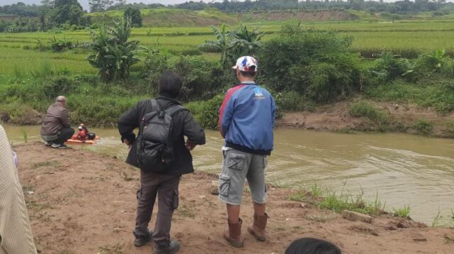 Wakil Ketua DPRD Kabupaten Bekasi, Usup Supriatna, mendesak para pengembang perumahan di sepanjang bantaran Kali Cikarang untuk segera memasang papan larangan aktivitas dan pagar pembatas.