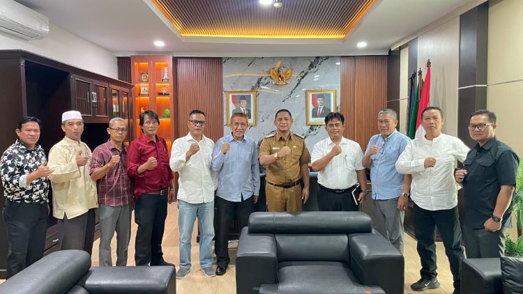 Warga Perumahan Telaga Harapan melakukan audiensi sekaligus menyampaikan dokumen penolakan pembangunan underpass Metland kepada Plt Bupati Bekasi, Asep Surya Atmaja.