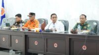 Pelaksana Tugas (Plt) Bupati Bekasi, Asep Surya Atmaja saat memimpin rapat koordinasi lintas sektor untuk penanganan banjir di Kabupaten Bekasi, Selasa (20/01).