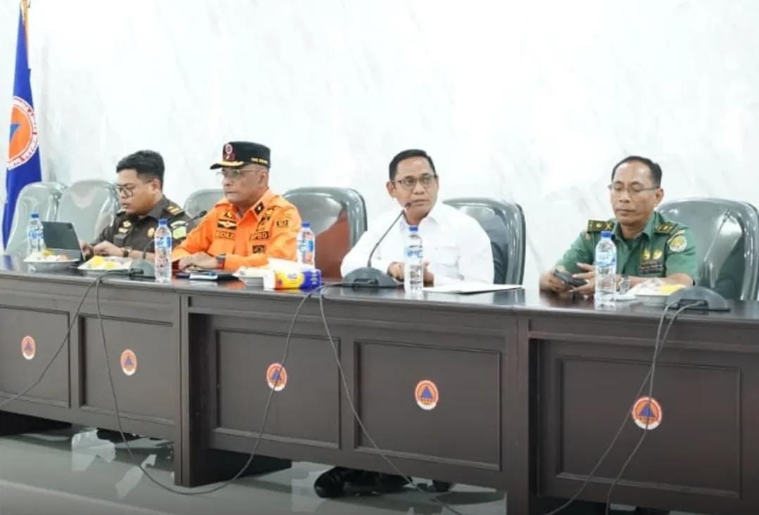 Pelaksana Tugas (Plt) Bupati Bekasi, Asep Surya Atmaja saat memimpin rapat koordinasi lintas sektor untuk penanganan banjir di Kabupaten Bekasi, Selasa (20/01).