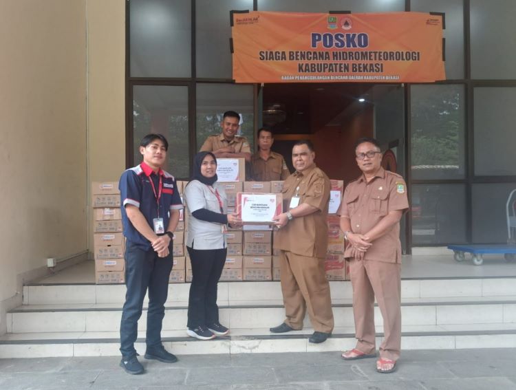 Alfamidi Cabang Bekasi menyalurkan bantuan kemanusiaan bagi masyarakat terdampak bencana banjir di Kabupaten Bekasi pada (27/01).