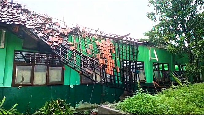 Curah hujan yang tinggi menyebabkan atap bangunan SMP Negeri 3 Cikarang Selatan yang berlokasi di Perumahan Graha Ciantra, Desa Ciantra, ambruk pada Minggu (18/01). Beruntung, insiden tersebut tidak menimbulkan korban luka maupun korban jiwa.