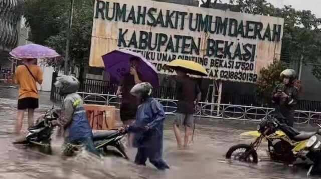 Hujan dengan intensitas tinggi yang mengguyur wilayah Kabupaten Bekasi sejak Sabtu (17/01) malam memicu banjir di sejumlah lokasi. Genangan air mulai terlihat sejak Minggu (18/01) dinihari merendam rumah warga serta mengganggu aktivitas masyarakat, Minggu (18/01_) pagi. Salah satu titik banjir terjadi di Jalan Raya Teuku Umar - Cibitung, tepat di depan RSUD Kabupaten Bekasi.