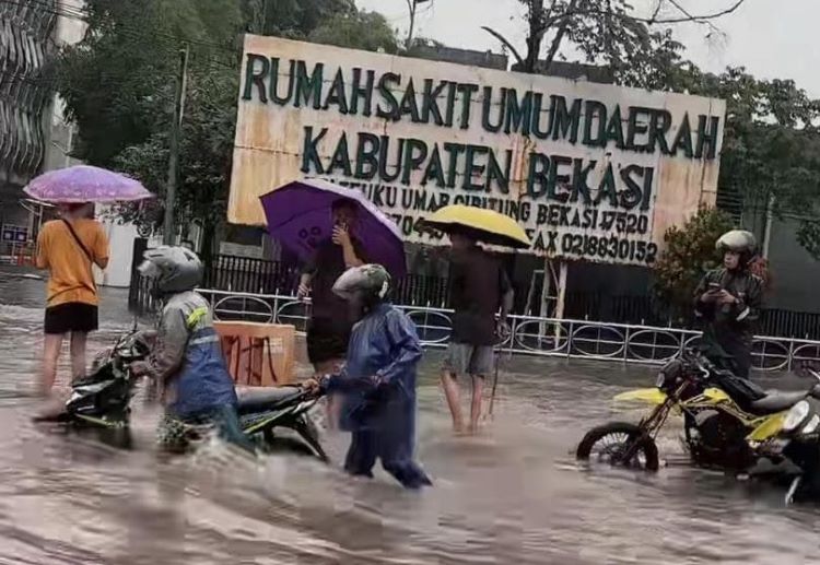 Hujan dengan intensitas tinggi yang mengguyur wilayah Kabupaten Bekasi sejak Sabtu (17/01) malam memicu banjir di sejumlah lokasi. Genangan air mulai terlihat sejak Minggu (18/01) dinihari merendam rumah warga serta mengganggu aktivitas masyarakat, Minggu (18/01_) pagi. Salah satu titik banjir terjadi di Jalan Raya Teuku Umar - Cibitung, tepat di depan RSUD Kabupaten Bekasi.