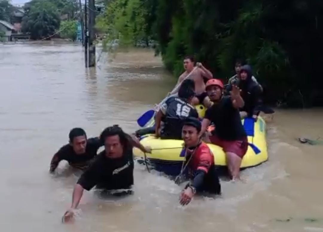 Banjir yang melanda wilayah Desa Bojongsari, Kecamatan Kedungwaringin, Kabupaten Bekasi memakan korban jiwa. Seorang remaja berinisial J (19), warga Kampung Nanggewer, Desa Labansari, Kecamatan Cikarang Timur, ditemukan meninggal dunia setelah tenggelam di lapangan sepakbola yang terendam banjir, Senin (19/01).