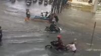 Sejumlah pengendara sepeda motor mengalami kendala saat nekat menerobos banjir di Jalan Teuku Umar, Kecamatan Cibitung, Kabupaten Bekasi, tepatnya di depan RSUD Kabupaten Bekasi, Kamis (22/01) sore. Ketinggian air yang menggenang di lokasi tersebut mencapai 20 hingga 50 sentimeter, menyebabkan banyak kendaraan roda dua mogok.