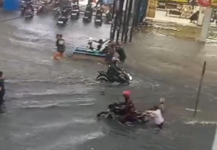 Sejumlah pengendara sepeda motor mengalami kendala saat nekat menerobos banjir di Jalan Teuku Umar, Kecamatan Cibitung, Kabupaten Bekasi, tepatnya di depan RSUD Kabupaten Bekasi, Kamis (22/01) sore. Ketinggian air yang menggenang di lokasi tersebut mencapai 20 hingga 50 sentimeter, menyebabkan banyak kendaraan roda dua mogok.