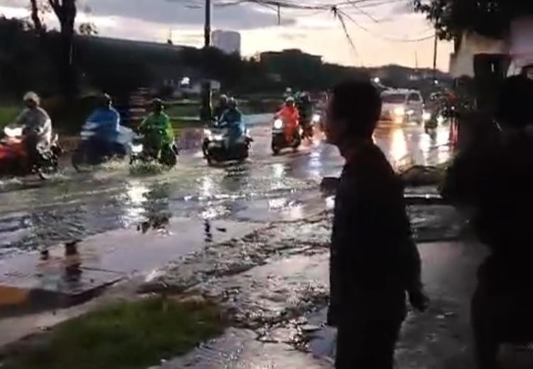 Kecelakaan lalu lintas terjadi di Jalan Raya Inspeksi Kalimalang, Desa Sukadanau, Kecamatan Cikarang Barat, Kabupaten Bekasi, pada Kamis (22/1) petang. Seorang pengendara sepeda motor meninggal dunia setelah terjatuh akibat melintasi genangan banjir di jalan tersebut.