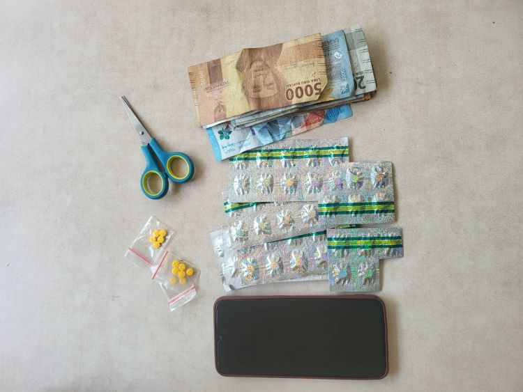 Dari pengungkapan tersebut, polisi berhasil menyita 141 butir tramadol, 68 butir obat jenis eximer, satu unit telepon genggam merek Oppo, uang tunai sebesar Rp282 ribu, serta satu buah gunting.