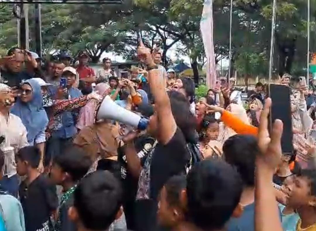 Warga menilai banjir di Puri Nirwana Residence ini bukan semata-mata disebabkan oleh curah hujan tinggi, tetapi juga akibat buruknya sistem drainase internal perumahan yang tidak mampu mengalirkan air dengan baik.