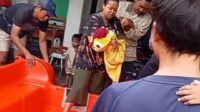Proses evakuasi ibu dan balita di wilayah Kecamatan Kedungwaringin, Kabupaten Bekasi, Jum'at (23/01).
