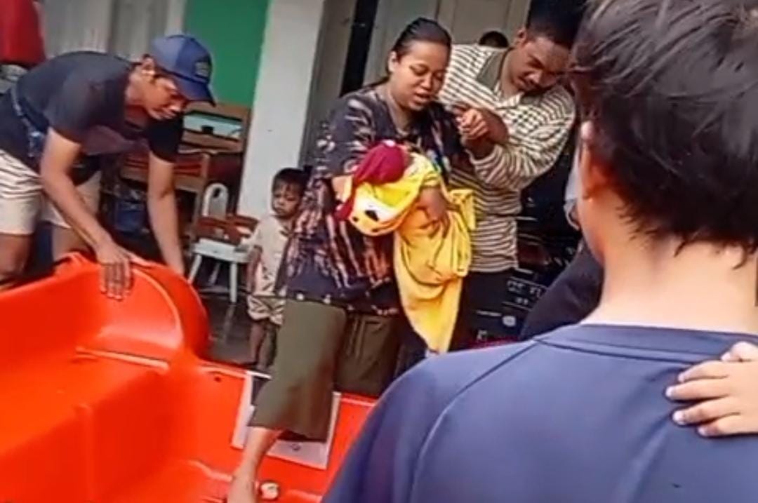 Proses evakuasi ibu dan balita di wilayah Kecamatan Kedungwaringin, Kabupaten Bekasi, Jum'at (23/01).
