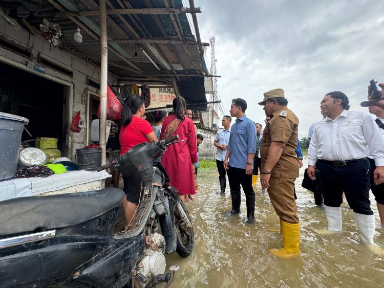 Wakil Presiden Republik Indonesia, Gibran Rakabuming Raka saat berdialog dengan warga terdampak banjir di wilayah Desa Srimukti, Kecamatan Tambun Utara, Kabupaten Bekasi, Senin (19/01).