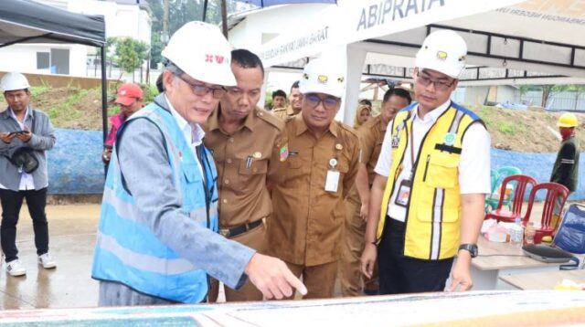 Sekolah Rakyat dibangun di atas lahan seluas 5,4 hektare yang terletak di dekat Komplek Perkantoran Pemkab Bekasi, Desa Sukamahi, Kecamatan Cikarang Pusat.